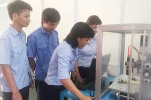 機械學科師生正實習操作金屬加工CNC工業銑床模型。