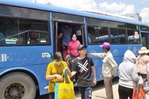 乘客遵守規則有助提高公交車交通文明行為。