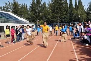 運動員們參加跳袋比賽。