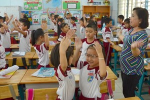 學生上英語課。