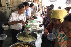 該天后宮理事會值此活動到達平陽醫院，與該院慈善飯堂一起分發飯菜給貧窮病人。