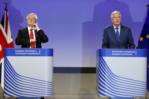 英脫歐事務大臣戴維‧戴維斯（左）與歐盟首席談判代表米歇爾‧巴尼耶出席談判後的新聞發佈會。（圖源：新華網）