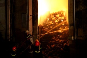 消防隊員在火警現場滅火。（示意圖源：互聯網）