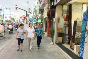 民眾在寬敞的白騰街人行道上行走。