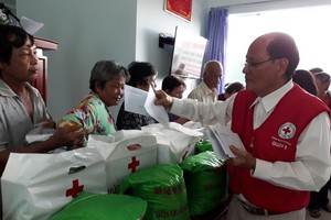 常值副理事長洪世真贈送禮物給貧困長者。