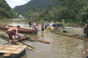 和平省梅州縣從豆鄉路段仍嚴重受淹，職能力量已使用木筏及小舟免費運送人與車輛渡過水淹區域。（圖源：交通報）