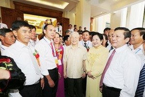 阮富仲總書記與2017年的農民模範代表交流談話。（圖源：越通社）