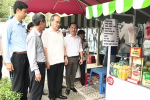 市委書記阮善仁考察第一郡阮文詹街人行道上的飲食攤位。