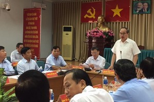 市委書記阮善仁在古芝縣縣委辦公室舉行的2017年社會經濟情況會議上發表指導意見。（圖源：VOH）