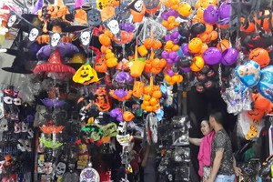 值萬聖節即將來臨，現本市多間商店、超市、書局紛紛擺售琳琅滿目的應節品，以滿足消費者購買需求。