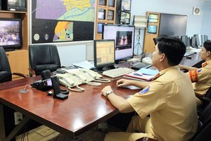 本市公安PC67工作組在處理監控錄像抓拍的違規車輛資料。