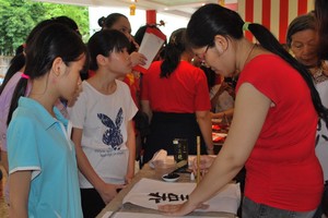 華青謝燕萍參加書贈也吸引許多越華青少年的關注。