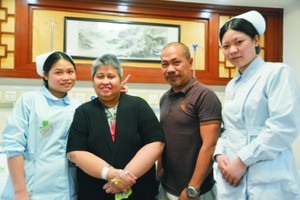 吉恩(左二)與醫護人員合影。