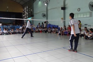 學生正在進行羽毛球賽。