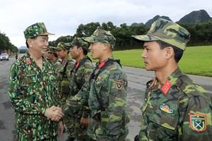 國家主席陳大光與國防部幹部交談。（圖源：越通社）