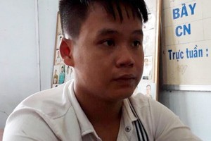 被扣押在派出所的嫌犯胡黃俊英。（圖源：公安機關提供）