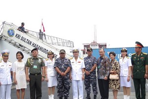 印尼軍艦指揮、軍官與越南海軍合照留念。（圖源：春梅）