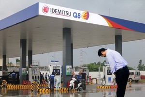 該公司外籍總經理竟在雨中打著雨傘向前來加油的顧客低頭鞠躬，此舉引起輿論紛紛。