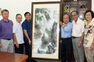 華人美術俱樂部祝賀本報