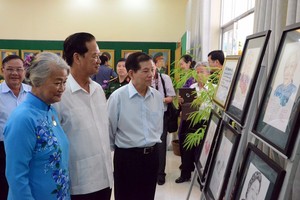 原黨、國家領導觀看展覽作品。