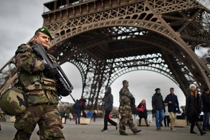 法國軍隊士兵在埃菲爾鐵塔附近巡邏。（圖源：Getty Images）