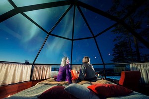 遊客可找到舒服合適的角度欣賞北極光。（圖源：互聯網）