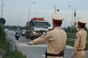 交警正在執行任務。