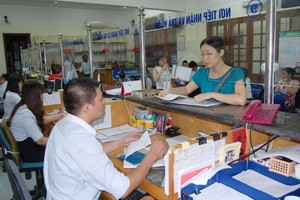 企業在繳納社會保險費。（示意圖源：互聯網）