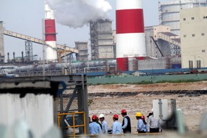 監察工作團正檢查台塑河靖興業鋼鐵公司。