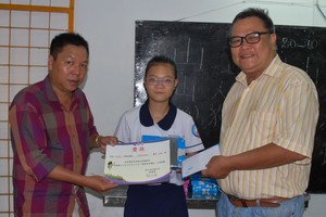 決勝村關帝廟理事長楊振明 (左)和忠義華文學校董事長