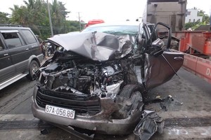 猛烈的碰撞導致7座汽車車頭破爛，司機被卡在駕駛座位上，民眾撬開車門送去急救。