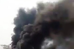 商店內大量摩托車零件被燒毀。（圖源：互聯網）