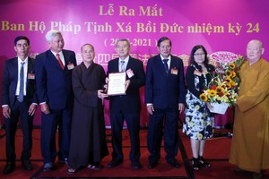 第十一郡佛教教會會長釋善悟（左三）和副會長釋惟鎮（右一）向該護法會頒發決定書和送花祝賀。