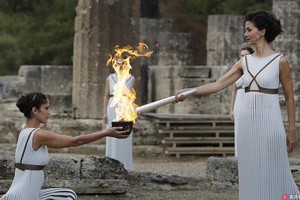 2018平昌冬奧會聖火24日在位於希臘伯羅奔尼撤半島上的奧運會發源地古奧林匹亞採集成功，冬奧會火炬傳遞征程正式開啟。