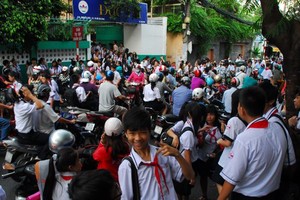 校門前熱鬧氛圍。（示意圖源：互聯網） 