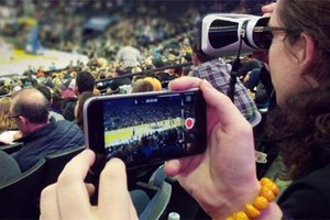 世界首款智能雙筒望遠鏡eyeQ。（圖源：互聯網）