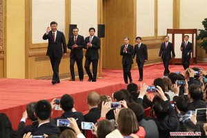 中國新一屆黨中央政治局常務委員與記者見面。（圖源：新華網）