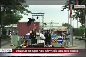 一名機動警察用膝蓋擊打穿著校服的少年。（圖源：法律在線視頻截圖）