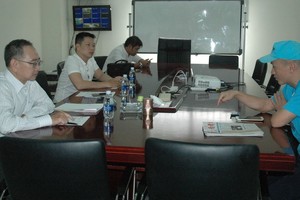 中資企業方正電機公司副總經理陳文偉(右)接受 採訪。（燕農攝）