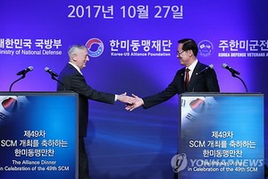 10月27日下午，在首爾，美國防長馬蒂斯（左）和韓國防長宋永武出席由駐韓美軍戰友會和韓美同盟財團共同主辦的韓美同盟晚宴。圖為雙方在致辭後握手。（圖源：韓聯社）