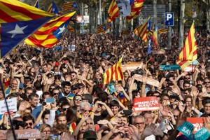 西班牙巴塞羅那，在議會外集會的親獨立民眾慶祝。（圖源：路透社）