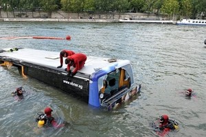 尼泊爾一輛長途客運汽車28日早晨墜入河中，已造成至少31人死亡、10多人受傷，另有10多人失蹤。（圖源：路透社）