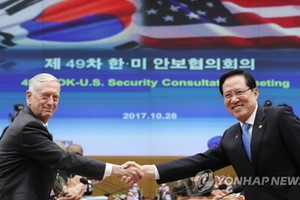 宋永武（右）和馬蒂斯在會議上握手。（圖源：韓聯社）