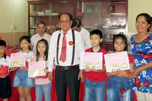 阮氏翠蓉主席(右一)和陳大業常值副理事長(右四) 向優秀子弟頒獎。