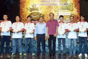 曾伯禮主任(右四)和阮清閒主任(右五)向學員頒發結業證書。