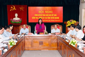 圖為國會司法委員會主任黎氏娥(中)在會議上發表講話。（圖源：成功）