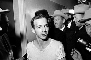 美國中情局：刺殺肯尼迪兇手奧斯瓦爾德（白衣）曾密會克格勃特工。（圖源：AP）