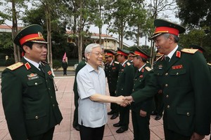 阮富仲總書記問候第四軍區幹部、戰士。（圖源：越通社）