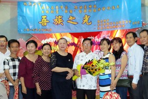 各嘉賓向張世豪先生（右五）贈花祝賀。