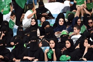 圖為10月首次允許女性進入利雅得體育場參加國慶慶典，已經引發了強烈爭議。（圖源：沙特文化部）